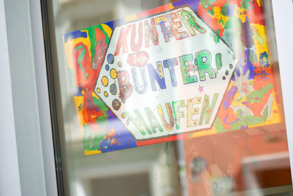Fenster_Hort Kunterbunter Haufen